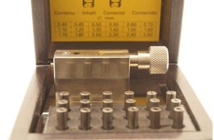 Utensile per stringere sfere e corone