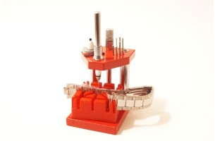 Utensile per spernare bracciali con tasselli